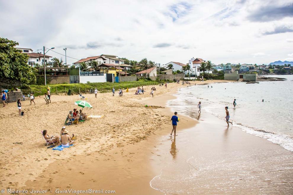 Imagem de casas na areia da Praia Ilha do Boi.